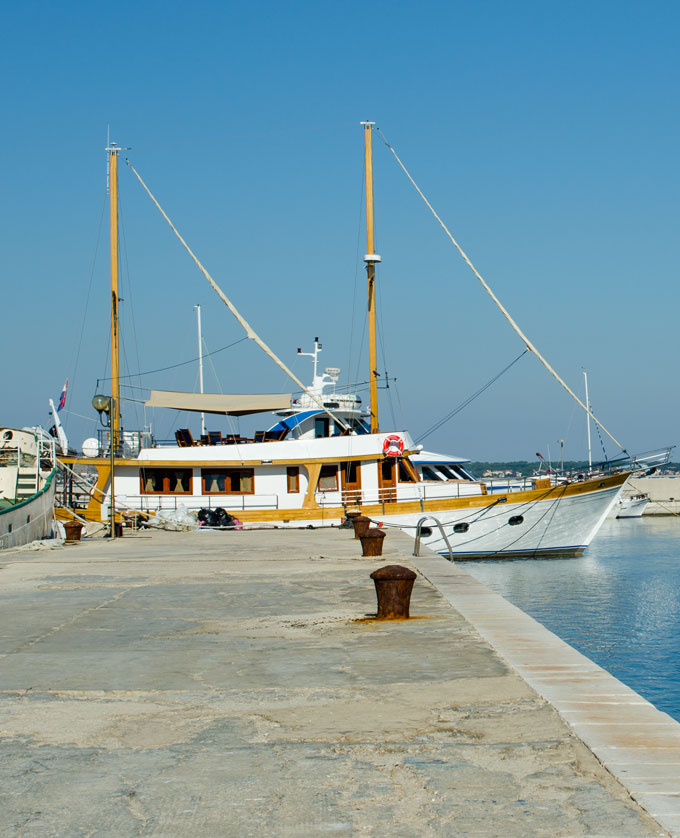 Jedna z typických lodí v prístave v Privlake v Chorvátsku